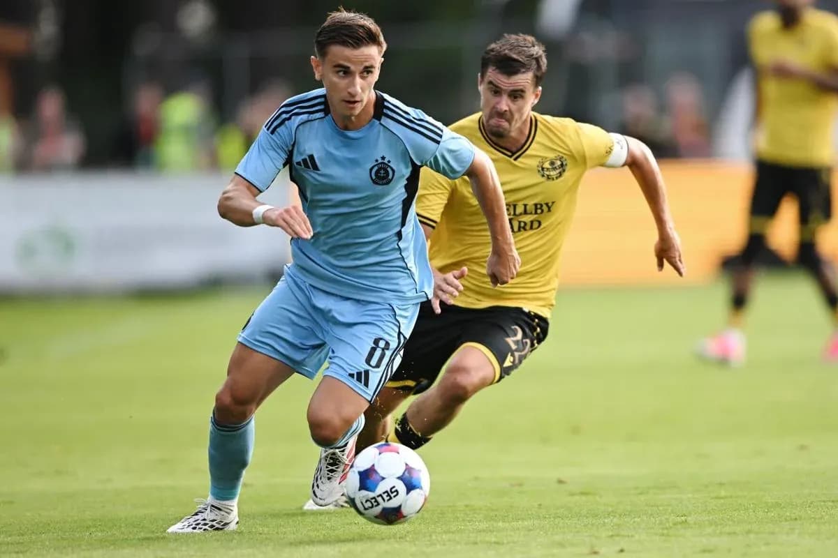 Jugador de Slovan Bratislava corriendo con el balón Jugador de Slovan Bratislava corriendo con el balón