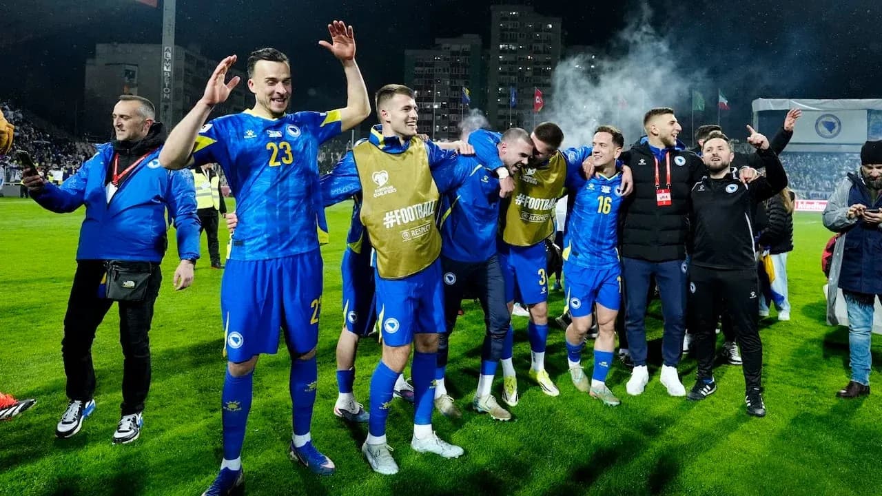 Jugadores de Bosnia celebrando en el campo Jugadores de Bosnia celebrando en el campo