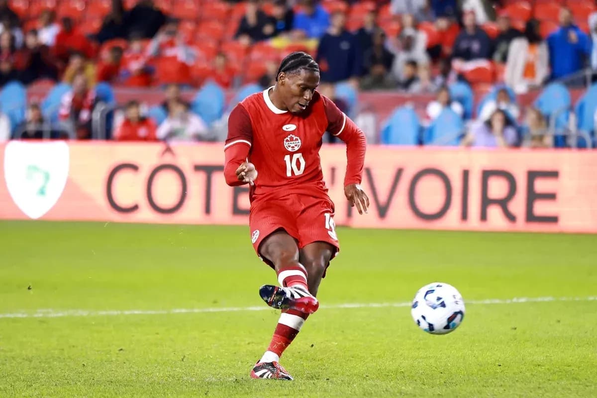 Jugador de Canadá pateando un balón en partido Jugador de Canadá pateando un balón en partido