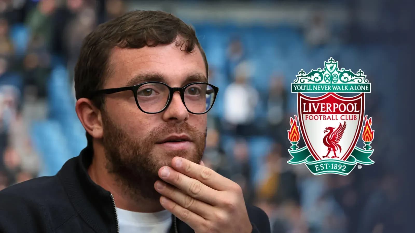 Hombre pensativo con logo de Liverpool detrás Hombre pensativo con logo de Liverpool detrás