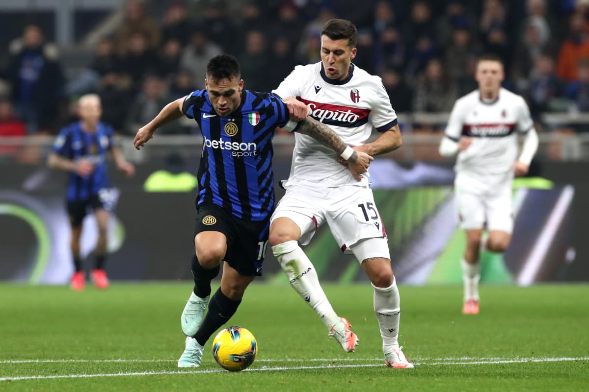 Jugador de Inter compitiendo por el balón Jugador de Inter compitiendo por el balón