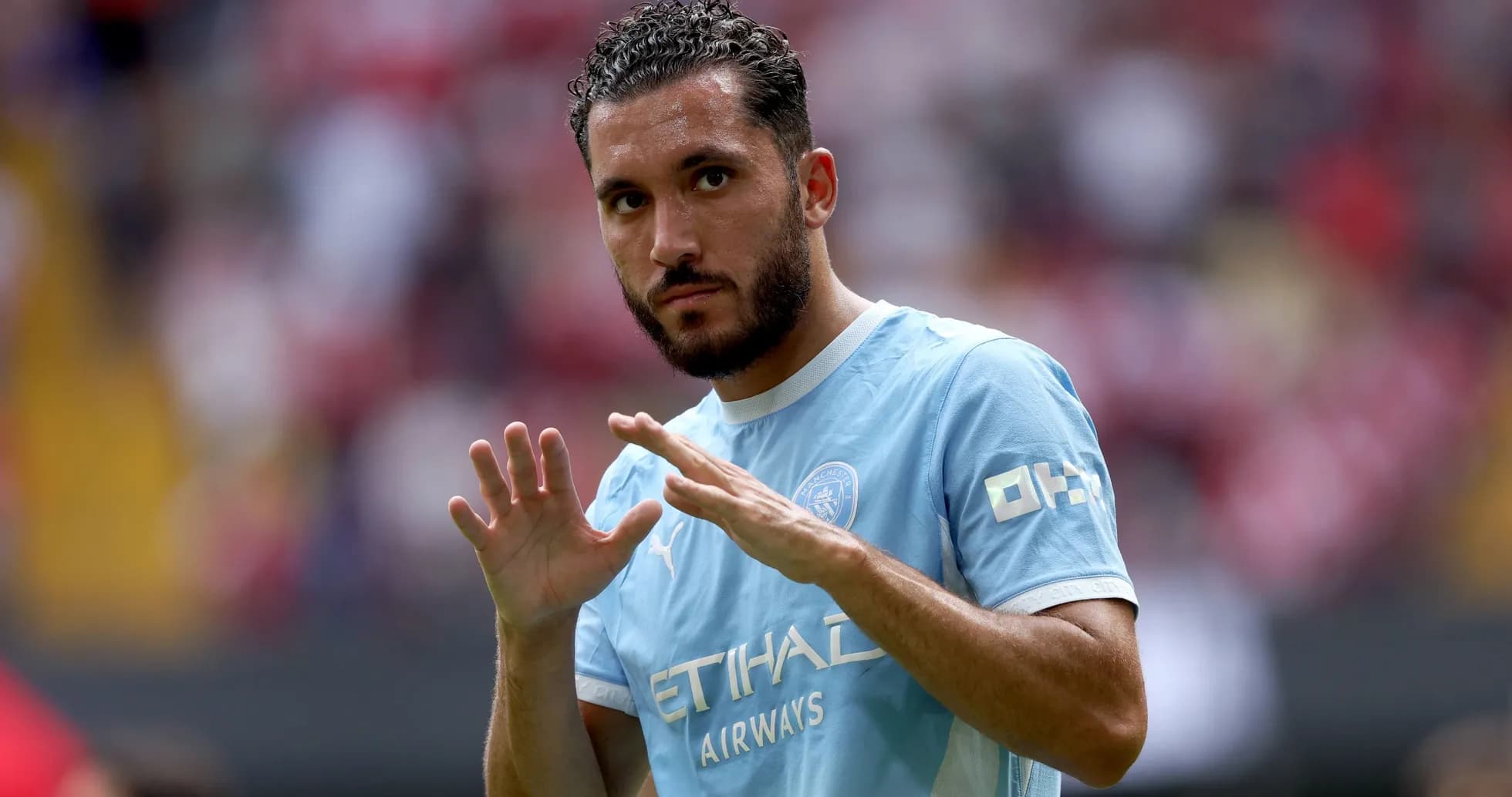 Jugador saludando en el campo de fútbol Jugador saludando en el campo de fútbol