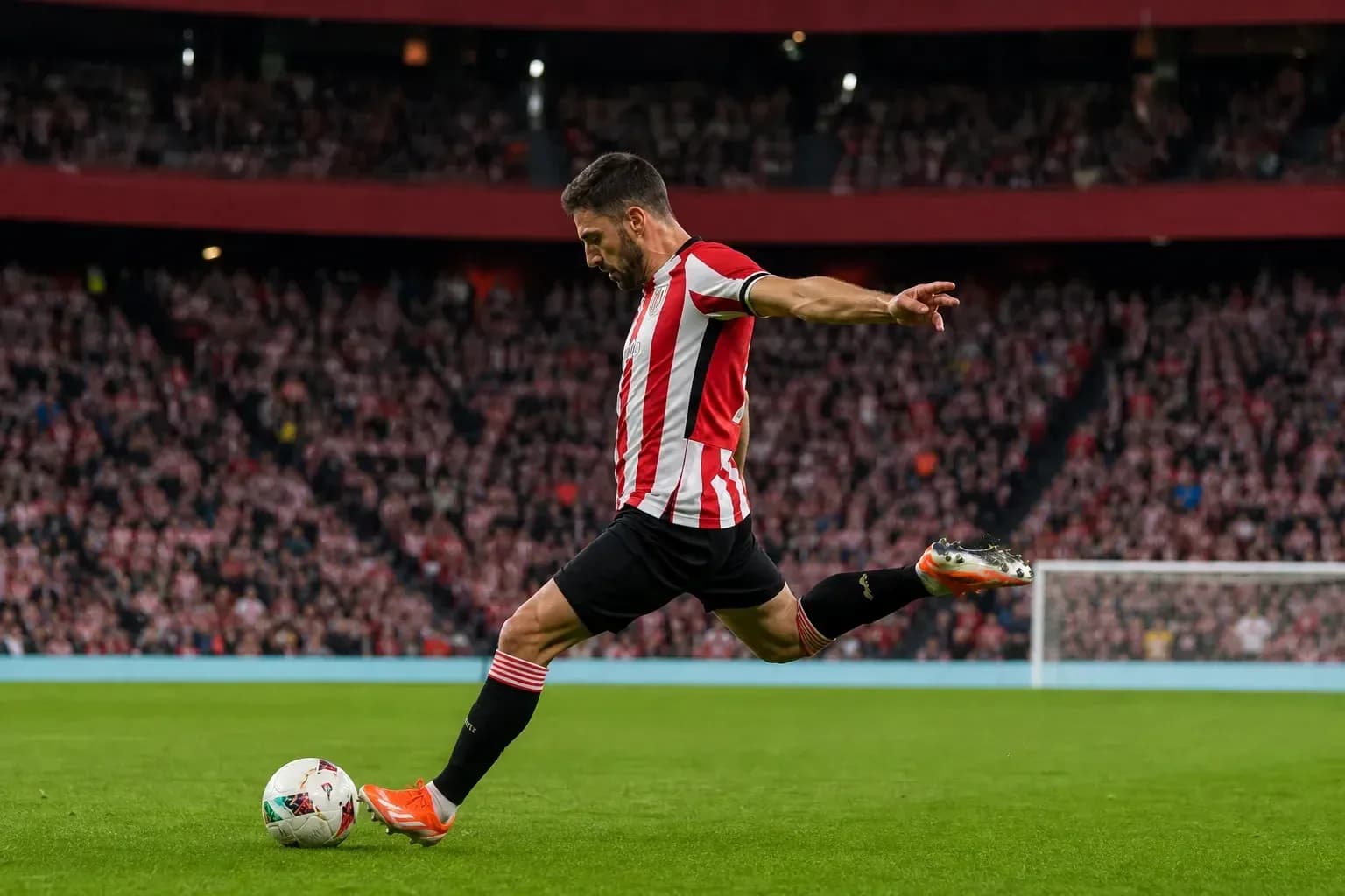 Jugador de Athletic Club ejecutando un tiro a puerta Jugador de Athletic Club ejecutando un tiro a puerta