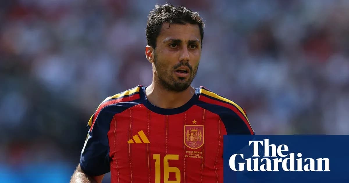 Jugador de España en el campo durante un partido Jugador de España en el campo durante un partido