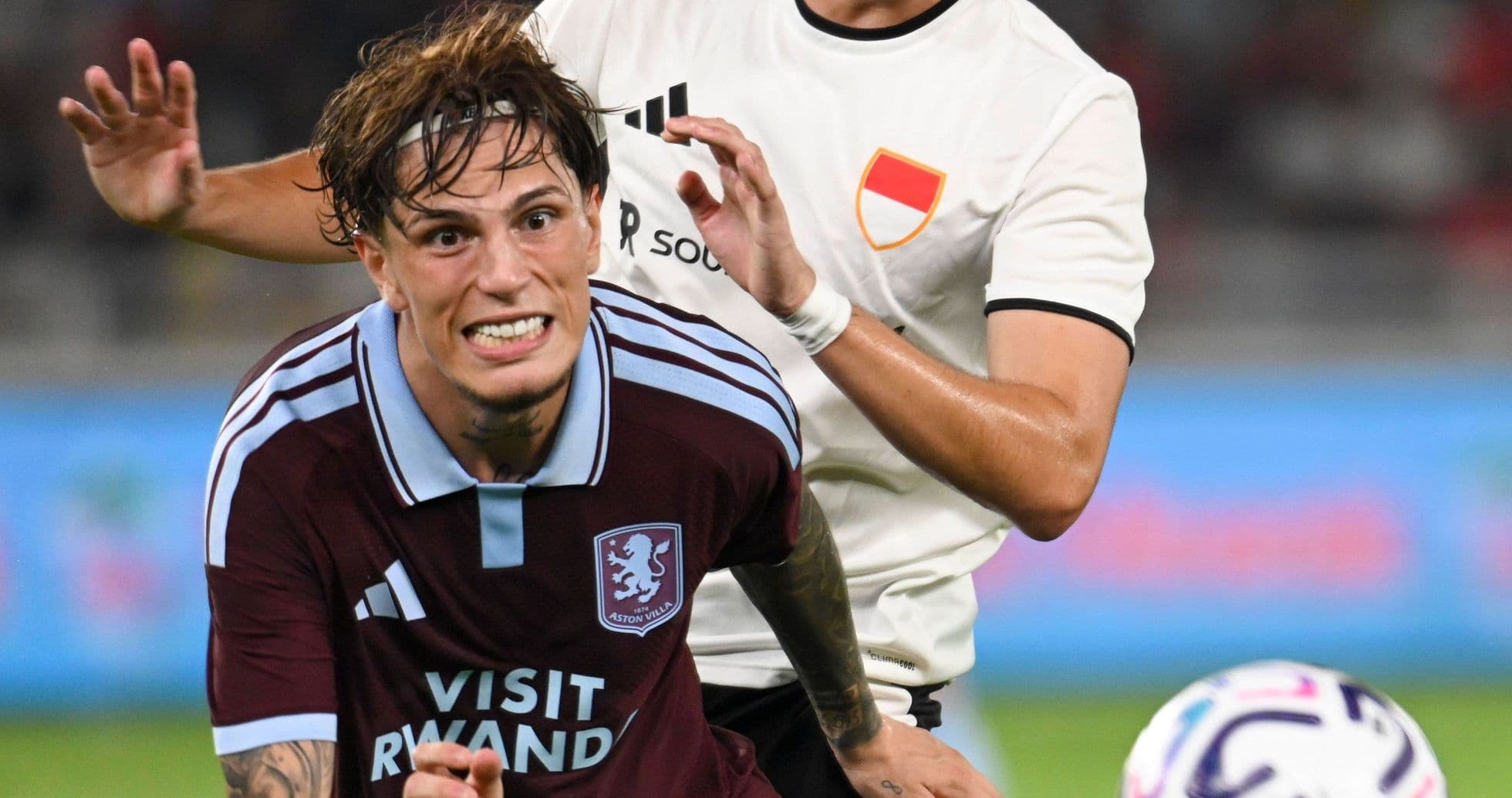 Jugador de Aston Villa luchando por el balón Jugador de Aston Villa luchando por el balón