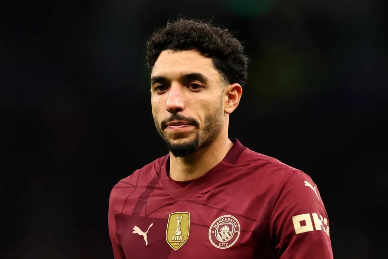Jugador de Manchester City en camiseta de juego Jugador de Manchester City en camiseta de juego