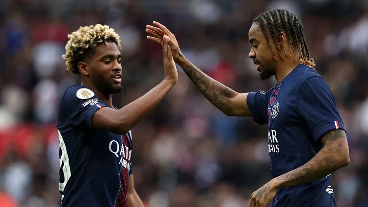 Jugadores del PSG celebrando con un choque de manos Jugadores del PSG celebrando con un choque de manos