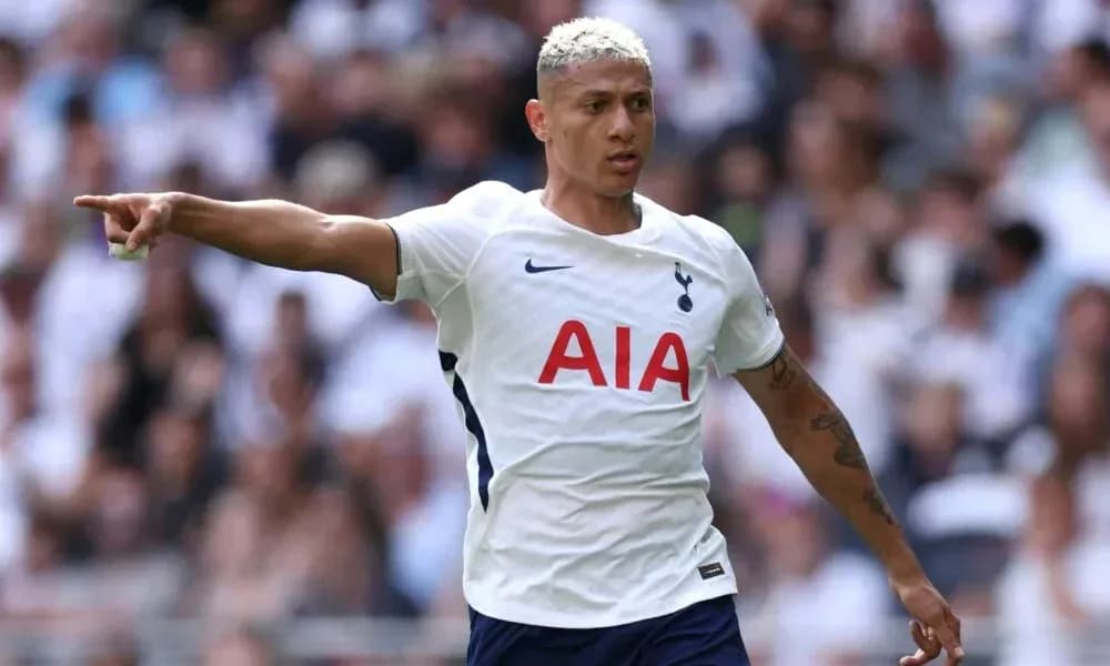 Jugador de Tottenham señalando durante un partido Jugador de Tottenham señalando durante un partido