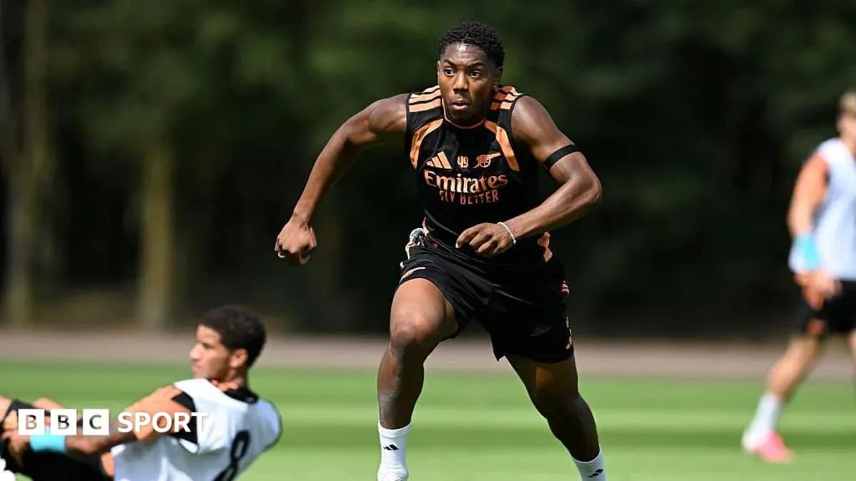 Jugador corriendo durante entrenamiento de Arsenal Jugador corriendo durante entrenamiento de Arsenal