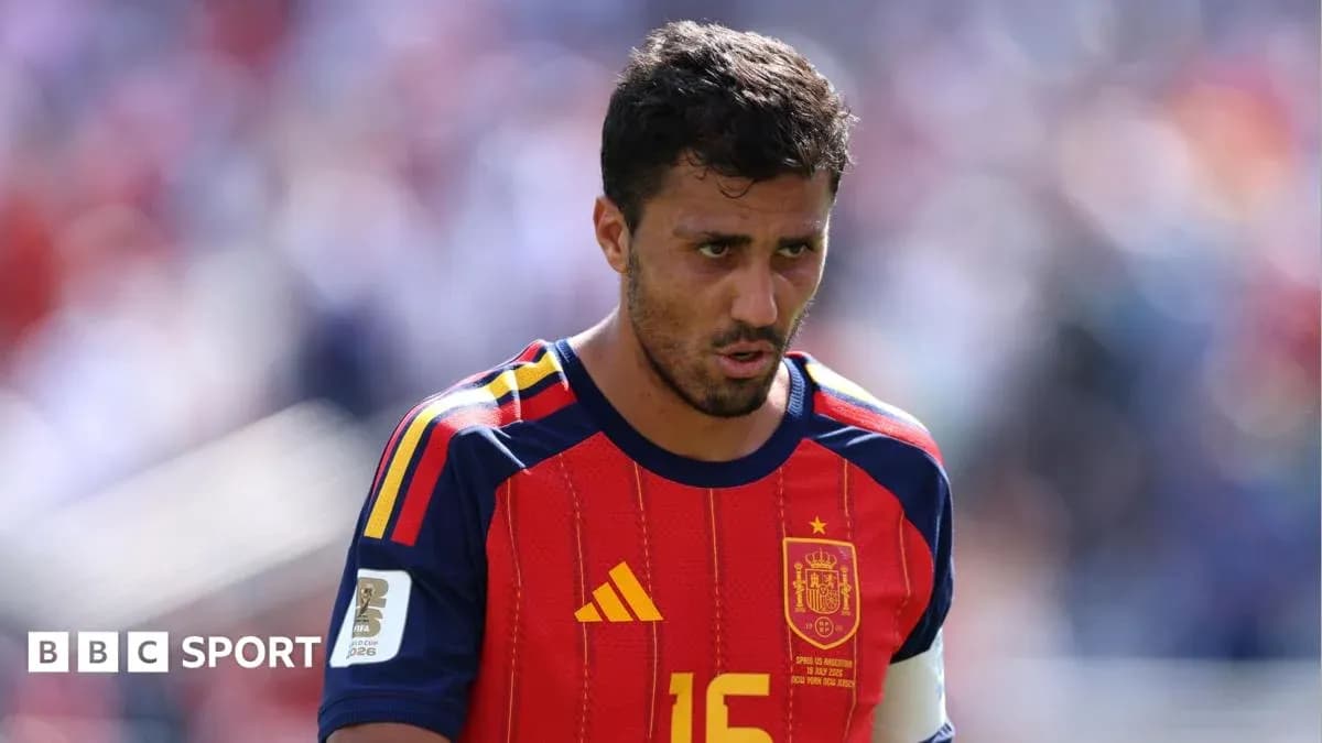 Jugador de España caminando en el campo durante el partido Jugador de España caminando en el campo durante el partido