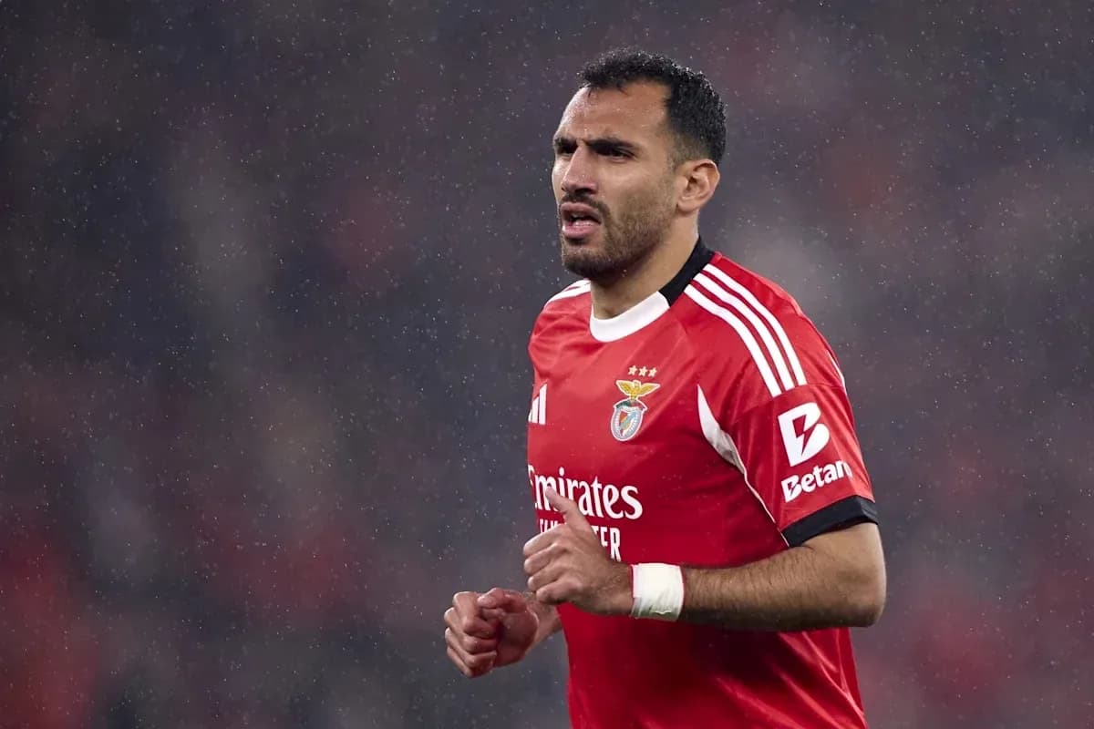 Jugador de Benfica corriendo bajo la lluvia Jugador de Benfica corriendo bajo la lluvia