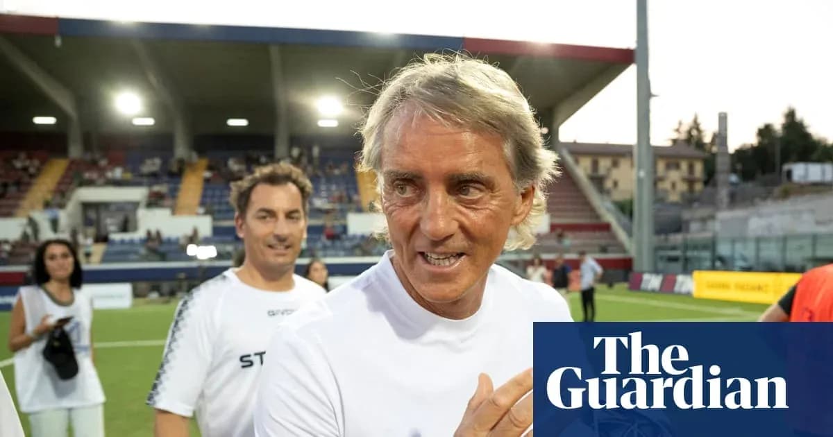 Entrenador saliendo del campo tras el partido Entrenador saliendo del campo tras el partido