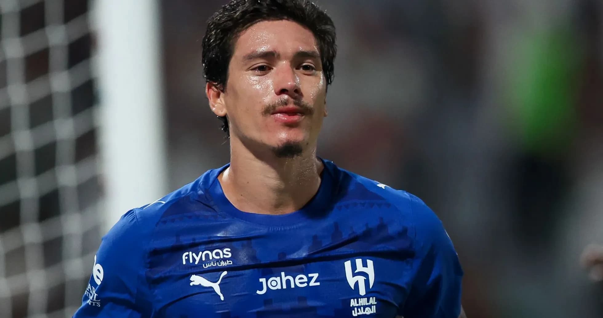 Jugador de Al Hilal con camiseta azul en el campo Jugador de Al Hilal con camiseta azul en el campo