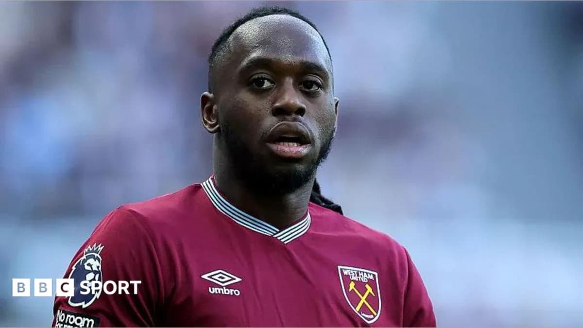 Jugador de West Ham United en uniforme de equipo Jugador de West Ham United en uniforme de equipo