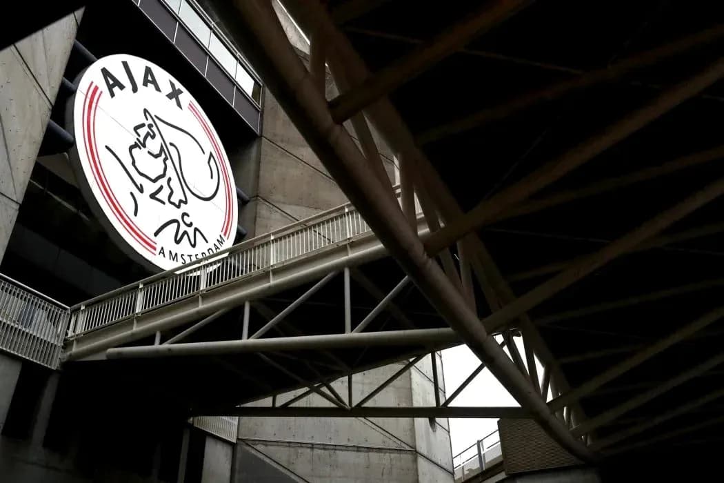 Logo de Ajax en el exterior del estadio Logo de Ajax en el exterior del estadio