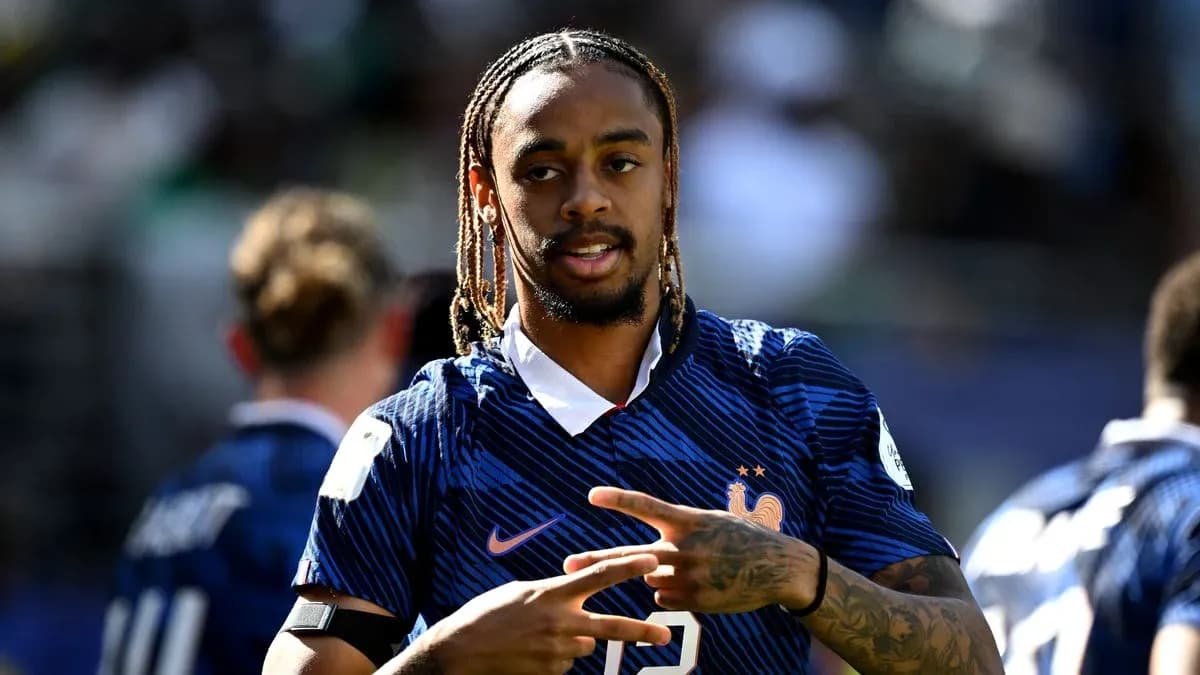 Jugador francés haciendo gesto durante calentamiento Jugador francés haciendo gesto durante calentamiento