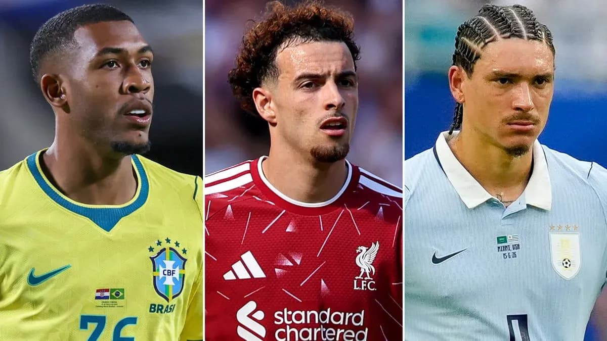 Tres jugadores de fútbol en diferentes camisetas Tres jugadores de fútbol en diferentes camisetas