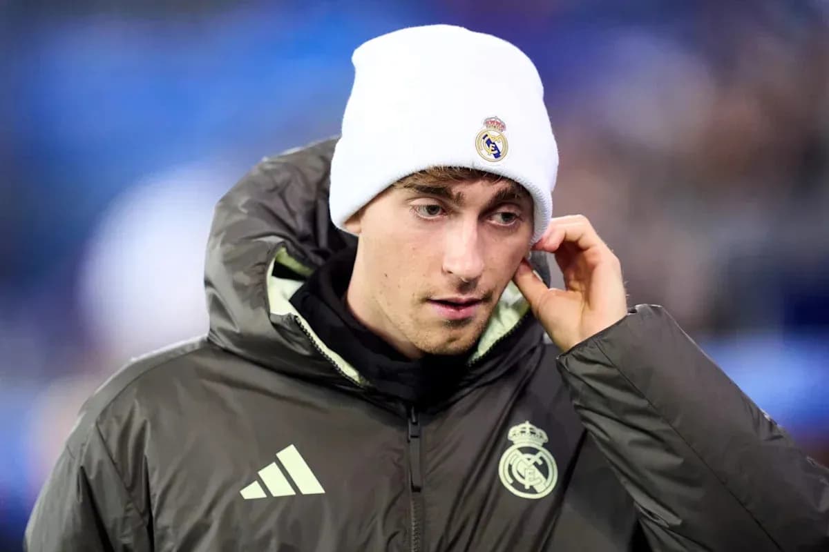 Jugador del Real Madrid con gorro en el banquillo Jugador del Real Madrid con gorro en el banquillo