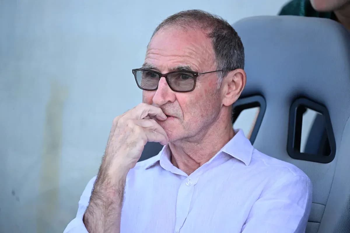Hombre en el banquillo observando el partido Hombre en el banquillo observando el partido