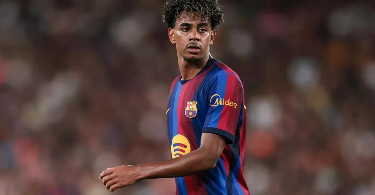 Jugador del FC Barcelona en el campo durante un partido Jugador del FC Barcelona en el campo durante un partido