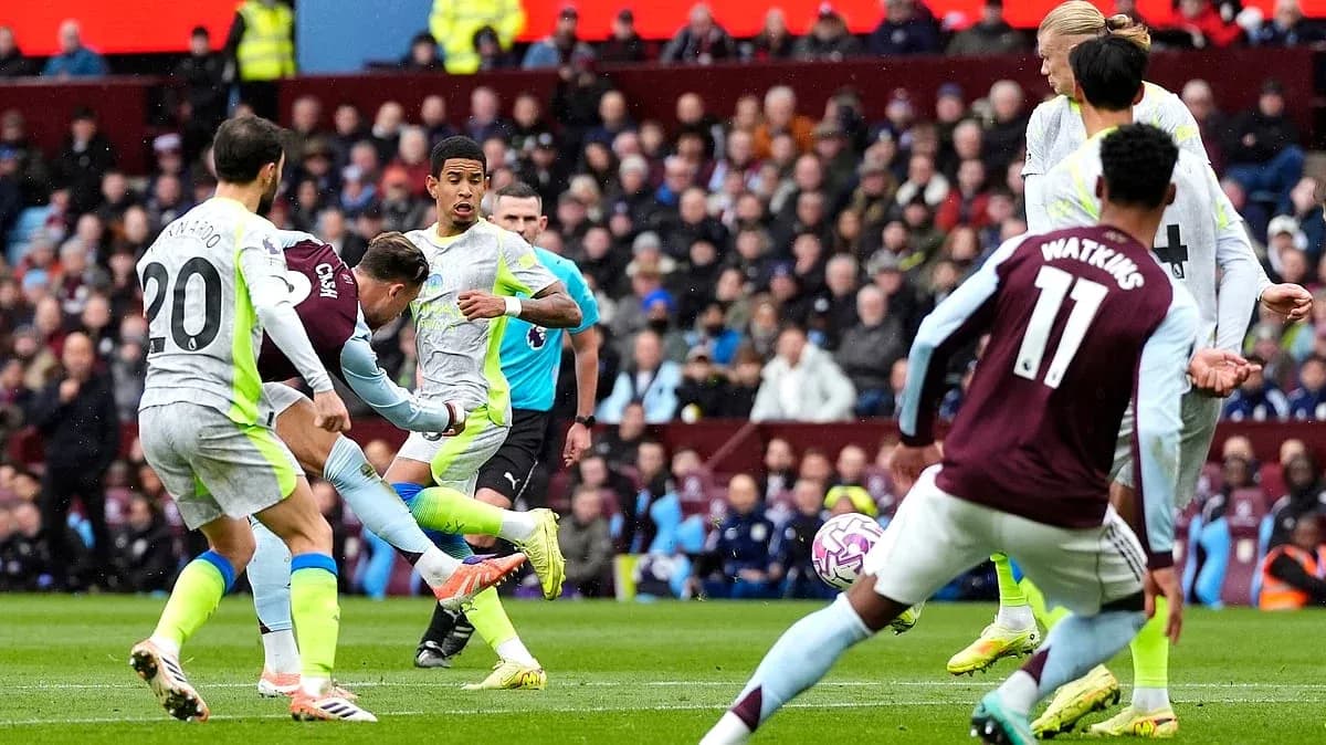 Jugador de Manchester City dispara a portería Jugador de Manchester City dispara a portería