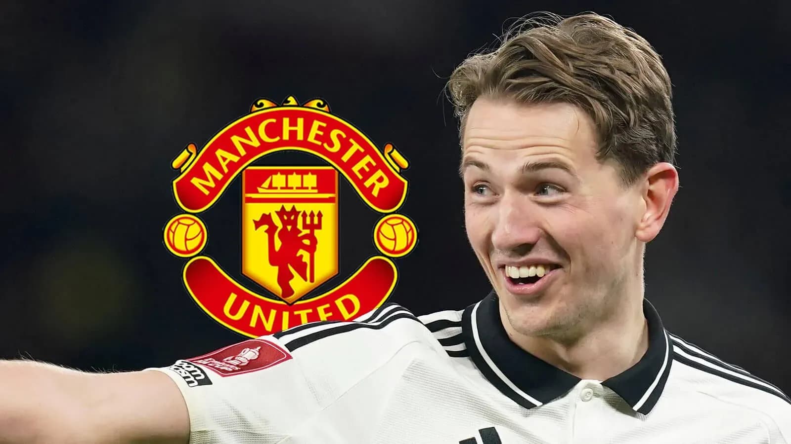 Jugador sonriente con logo de Manchester United de fondo Jugador sonriente con logo de Manchester United de fondo