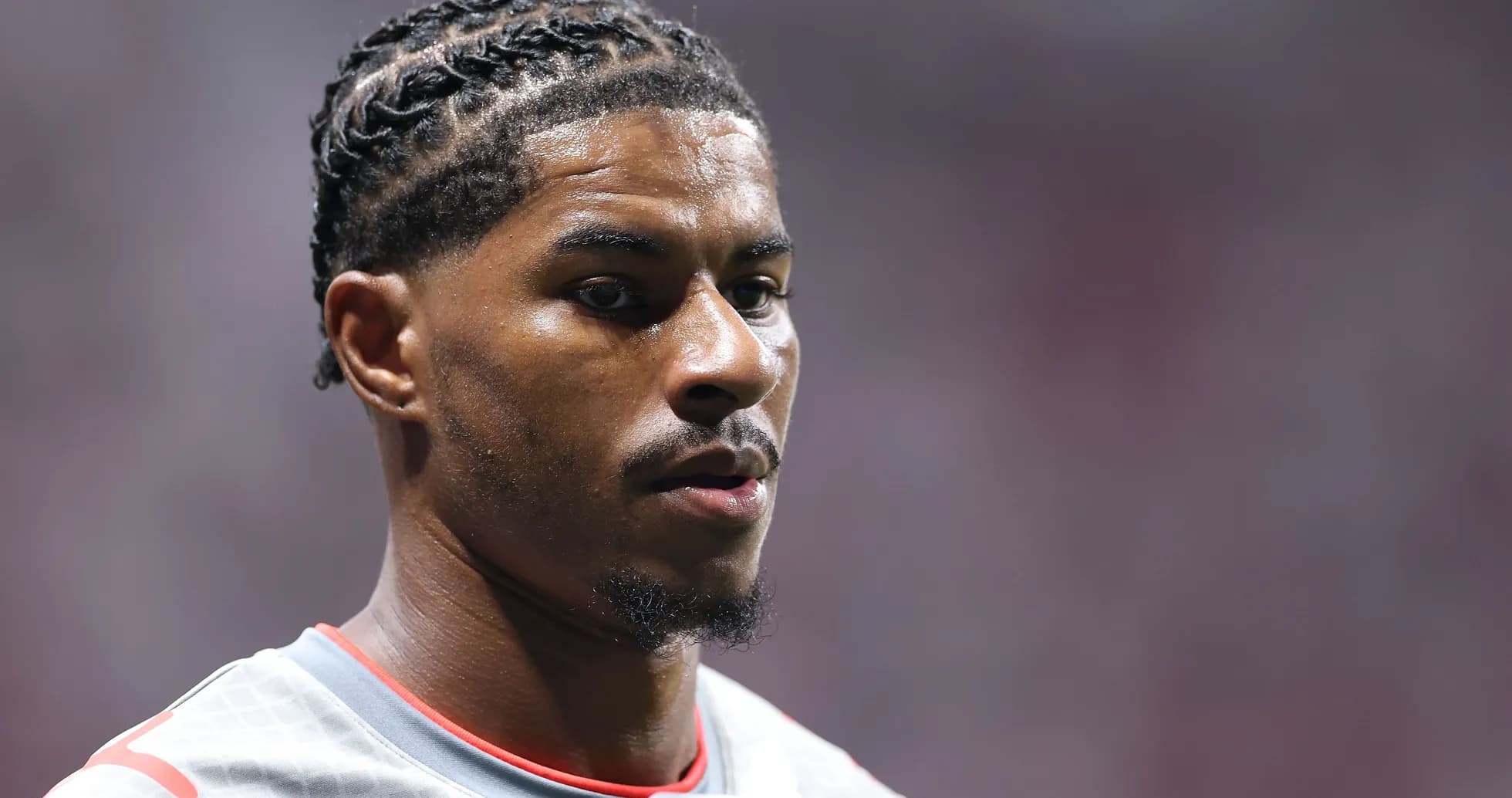 Jugador con trenzas en uniforme de fútbol Jugador con trenzas en uniforme de fútbol