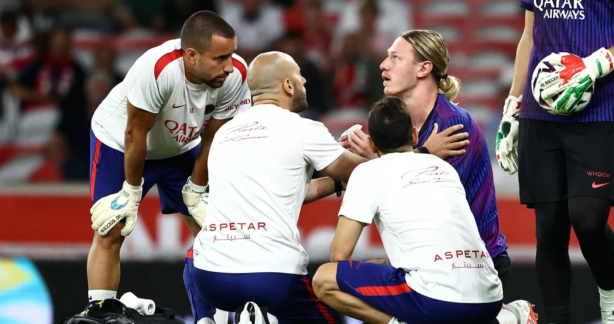 Jugadores y personal médico atendiendo a un jugador Jugadores y personal médico atendiendo a un jugador