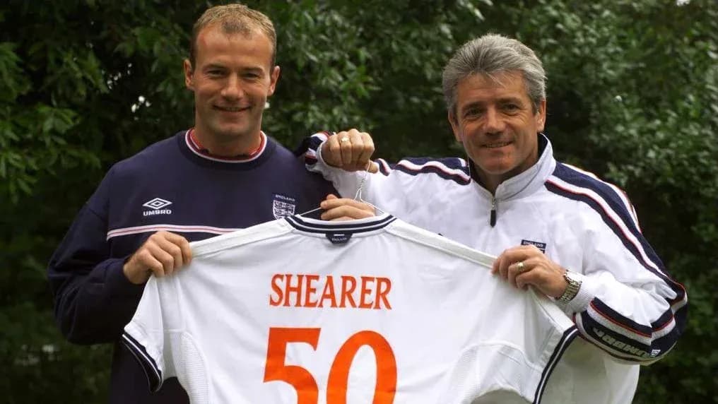 Alan Shearer y entrenador mostrando camiseta de Inglaterra Alan Shearer y entrenador mostrando camiseta de Inglaterra