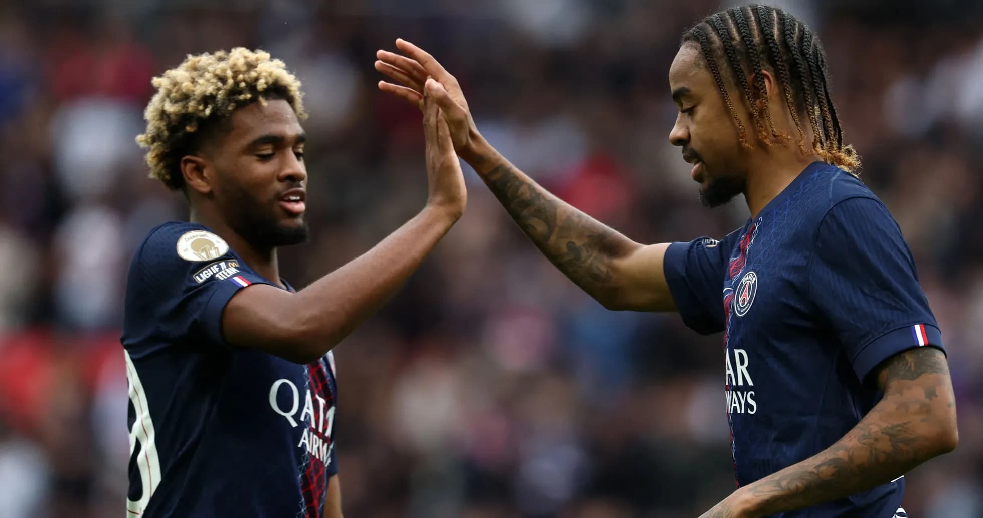 Jugadores de PSG chocando las manos en el campo Jugadores de PSG chocando las manos en el campo