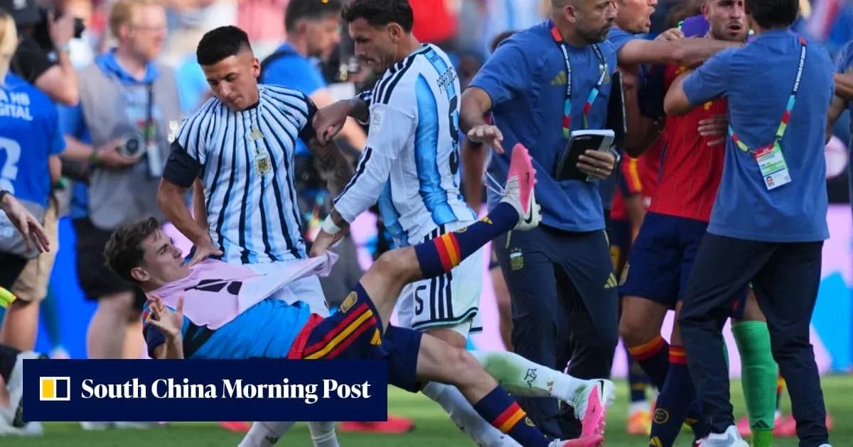 Jugadores de Argentina y España en una pelea en el campo Jugadores de Argentina y España en una pelea en el campo