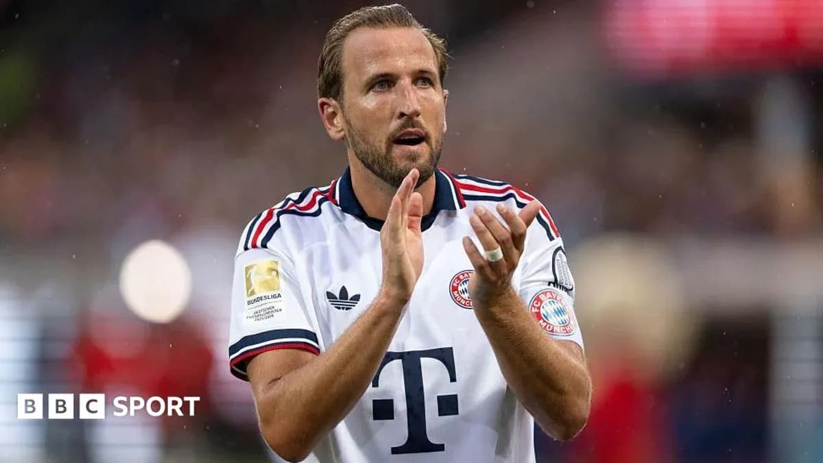 Jugador de Bayern Múnich aplaudiendo en el campo Jugador de Bayern Múnich aplaudiendo en el campo