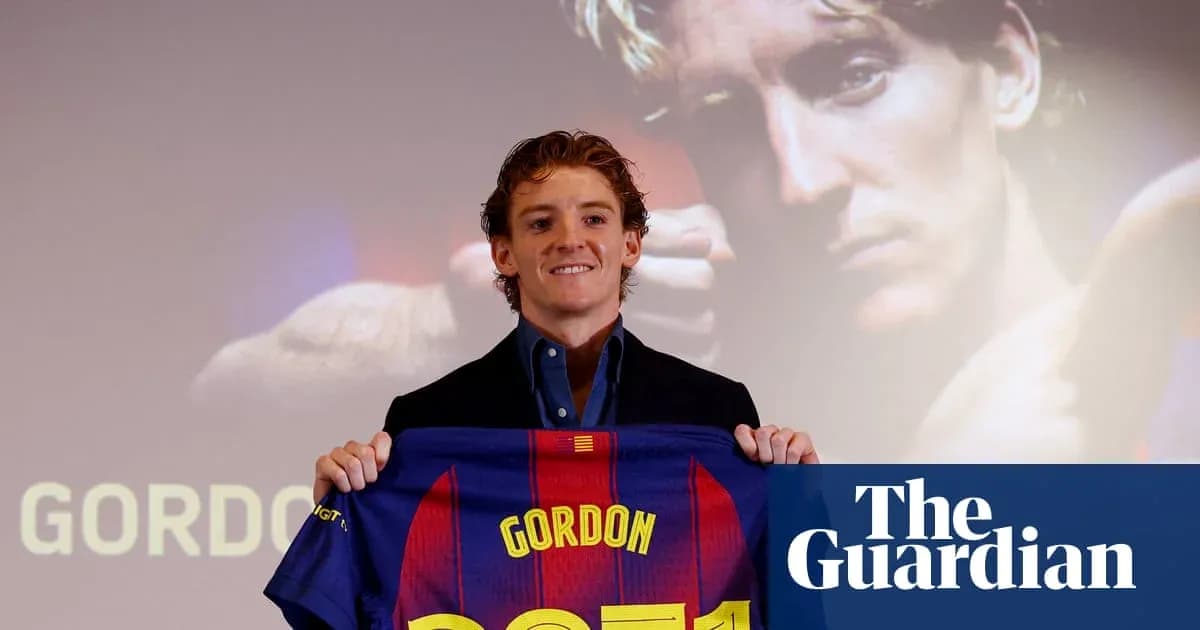 Jugador presenta camiseta de FC Barcelona en conferencia Jugador presenta camiseta de FC Barcelona en conferencia
