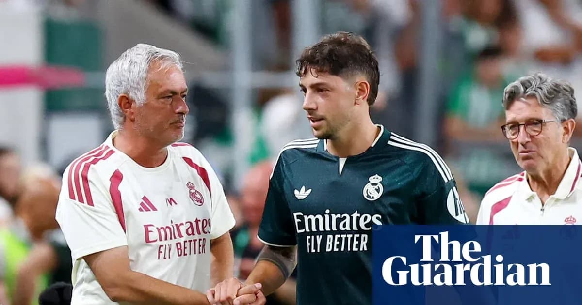 José Mourinho y jugador de Real Madrid estrechando manos José Mourinho y jugador de Real Madrid estrechando manos