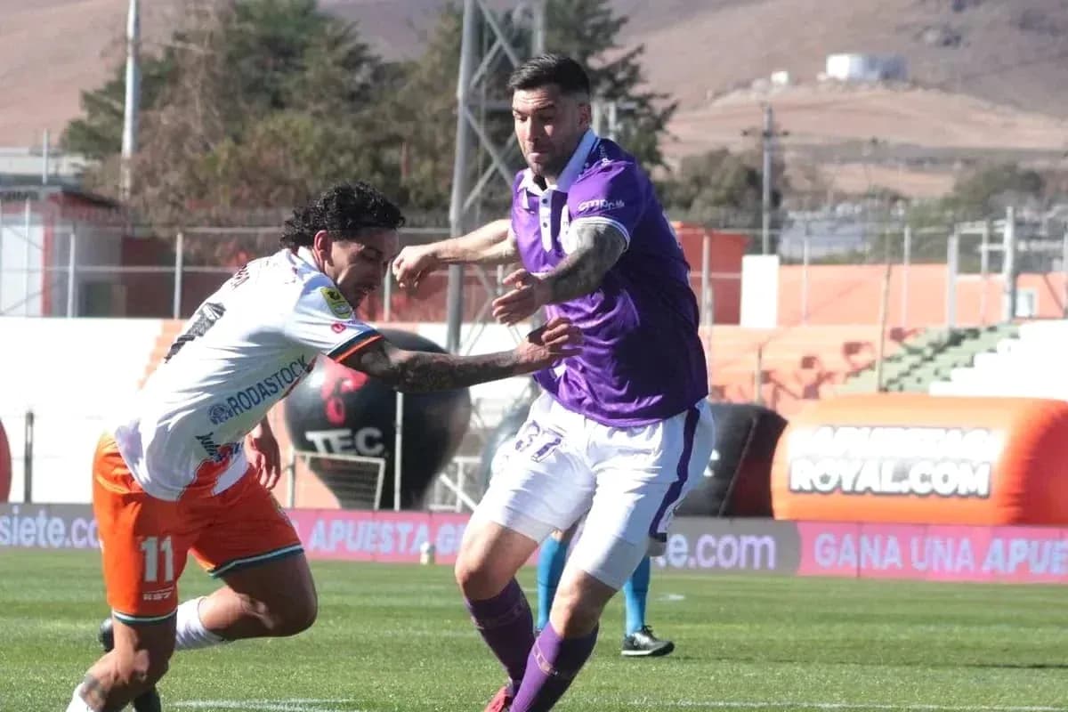 Jugadores de Cobresal y Universidad de Concepción en acción Jugadores de Cobresal y Universidad de Concepción en acción