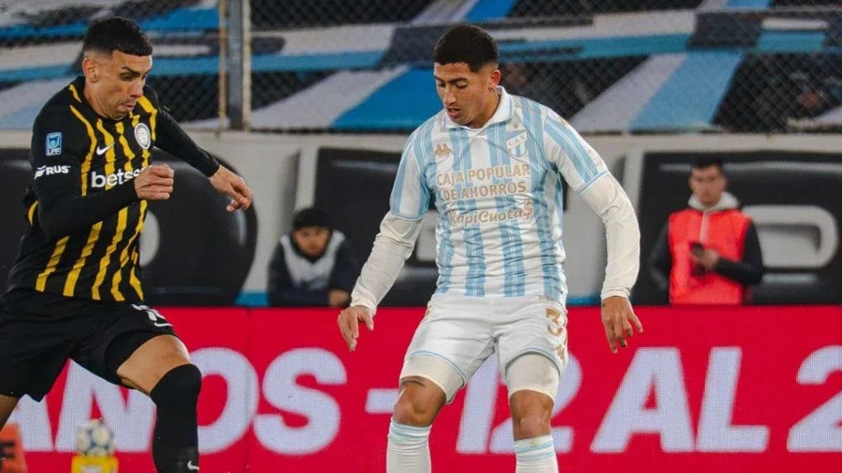 Jugadores de Racing Club y Atletico Tucuman en acción Jugadores de Racing Club y Atletico Tucuman en acción