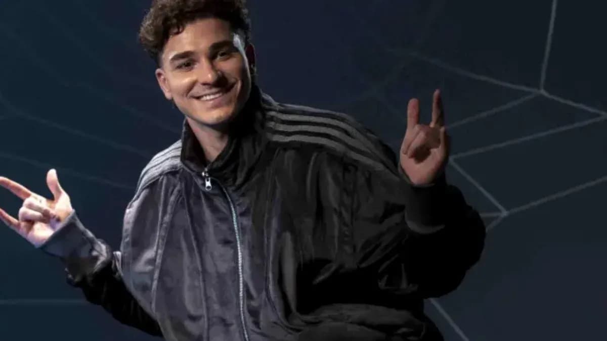Persona sonriendo con gesto de paz y rock Persona sonriendo con gesto de paz y rock