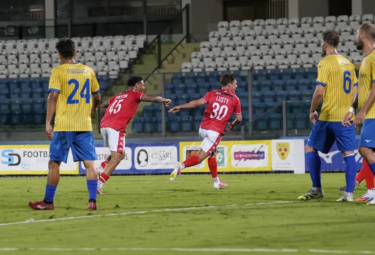 Jugadores de FK Crvena Zvezda celebrando un gol Jugadores de FK Crvena Zvezda celebrando un gol