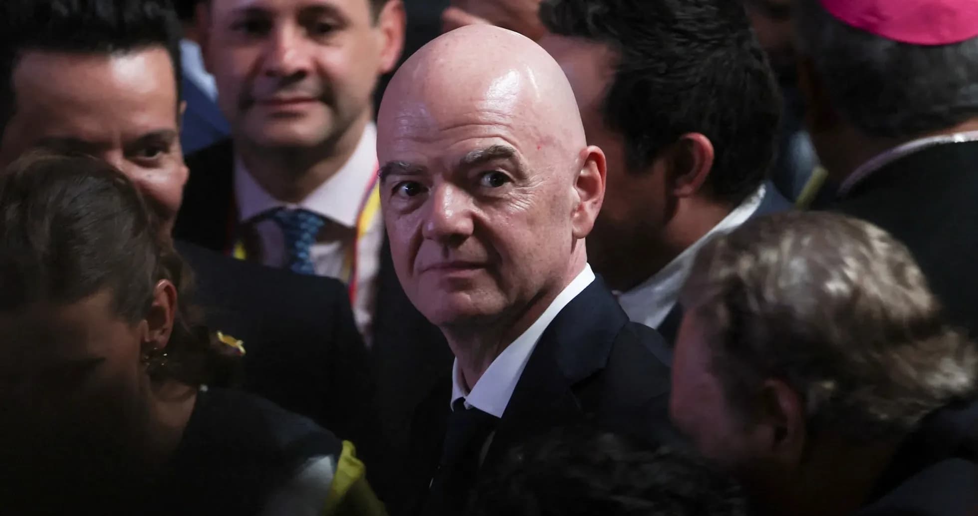 Gianni Infantino rodeado de personas en evento Gianni Infantino rodeado de personas en evento