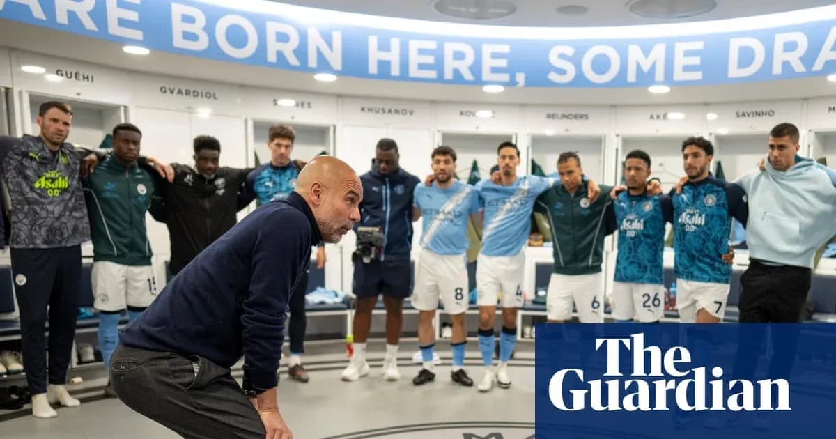Entrenador hablando con jugadores en vestuario Entrenador hablando con jugadores en vestuario