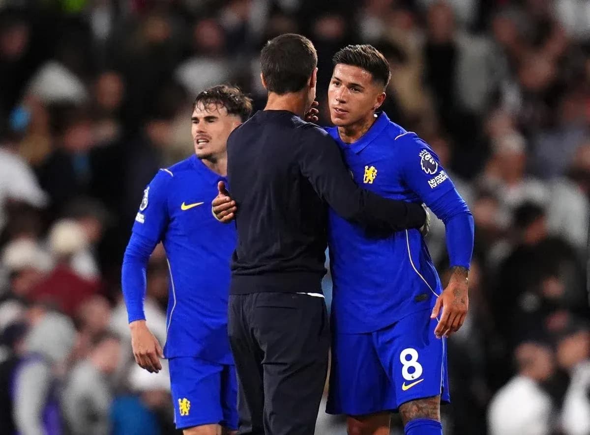 Jugadores de Chelsea abrazando al entrenador tras el partido Jugadores de Chelsea abrazando al entrenador tras el partido