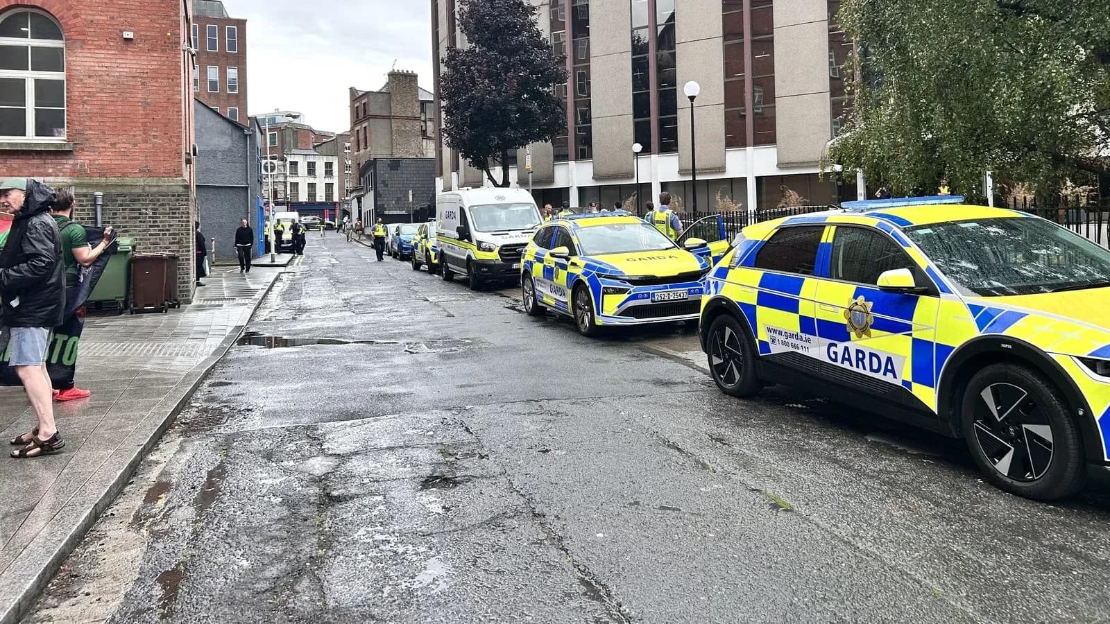 Varios vehículos de Garda estacionados en la calle Varios vehículos de Garda estacionados en la calle