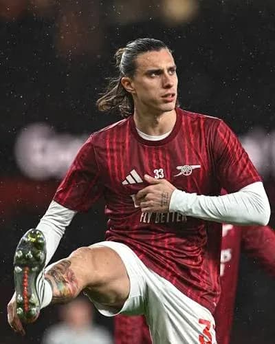 Jugador de Arsenal realizando ejercicio en el campo Jugador de Arsenal realizando ejercicio en el campo