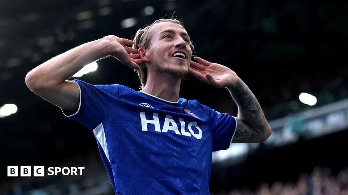 Jugador celebrando un gol con gesto de escucha Jugador celebrando un gol con gesto de escucha