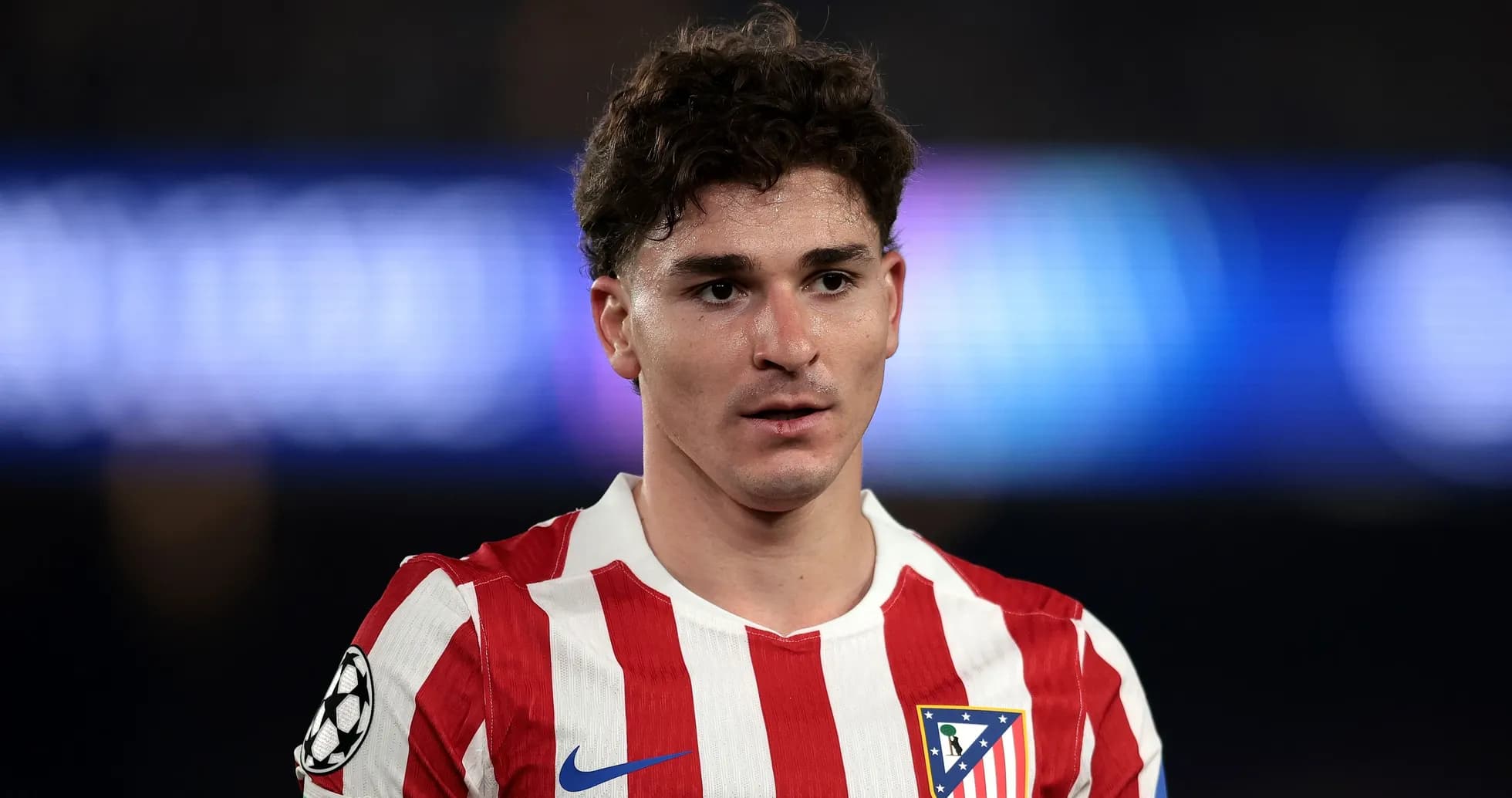 Jugador de Atlético de Madrid en uniforme de juego Jugador de Atlético de Madrid en uniforme de juego