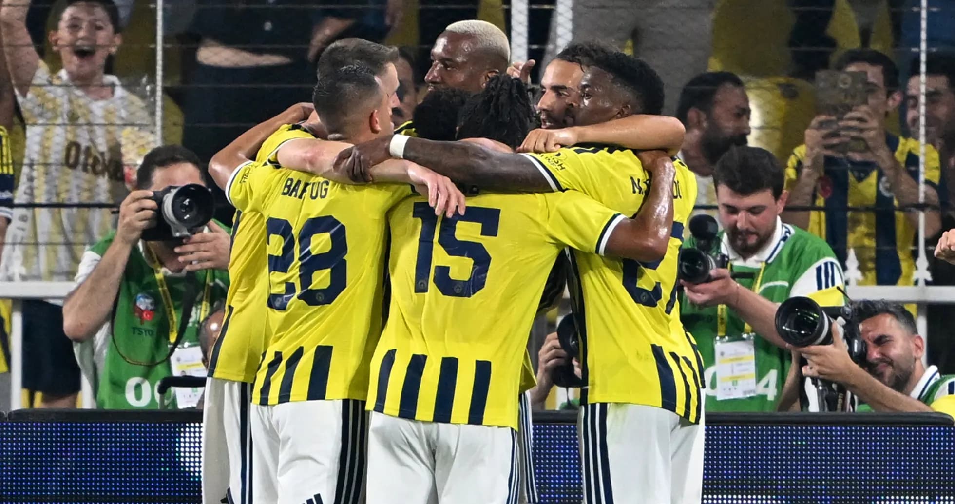 Jugadores de Fenerbahçe celebrando un gol Jugadores de Fenerbahçe celebrando un gol