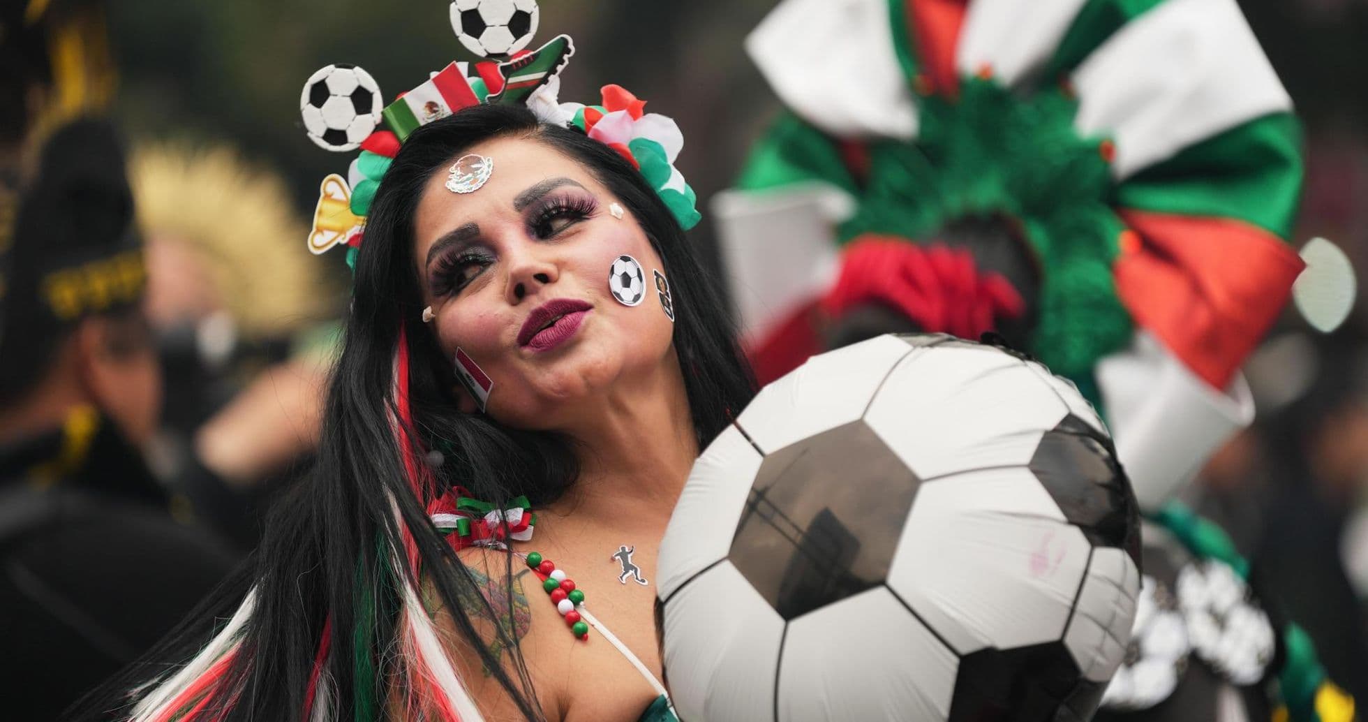 Aficionada mexicana con balón de fútbol Aficionada mexicana con balón de fútbol
