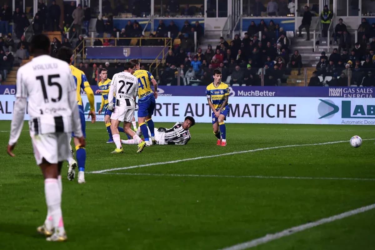 Jugadores de Juventus y Parma en acción Jugadores de Juventus y Parma en acción