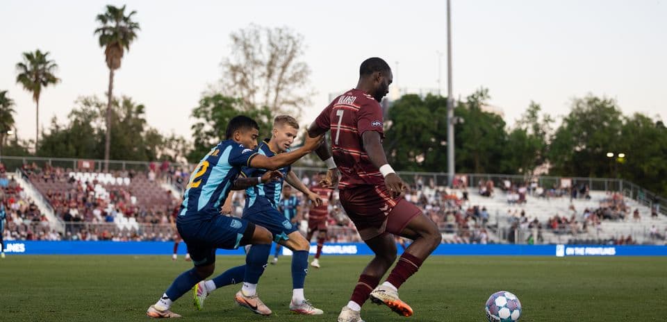 Jugadores compitiendo por el balón en el partido Jugadores compitiendo por el balón en el partido