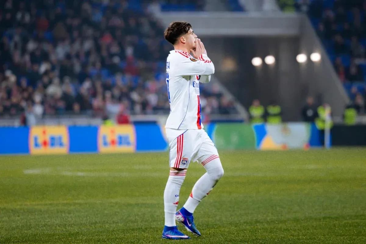 Jugador de Lyon pidiendo apoyo a la afición Jugador de Lyon pidiendo apoyo a la afición